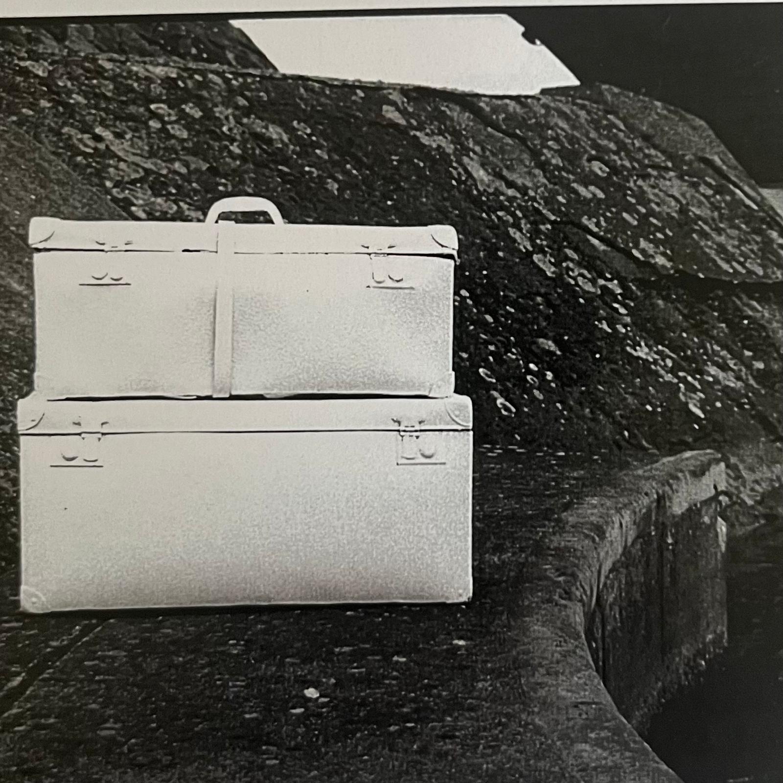 valises de l'installation textuelle de chloe hunzinger